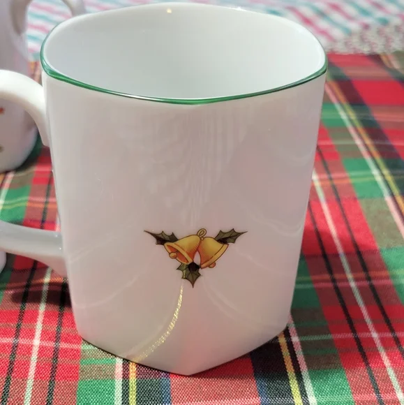 Seizan Fine China Christmas Mugs and Salt an Pepper Shaker. Very Rare Find! - Picture 8 of 8